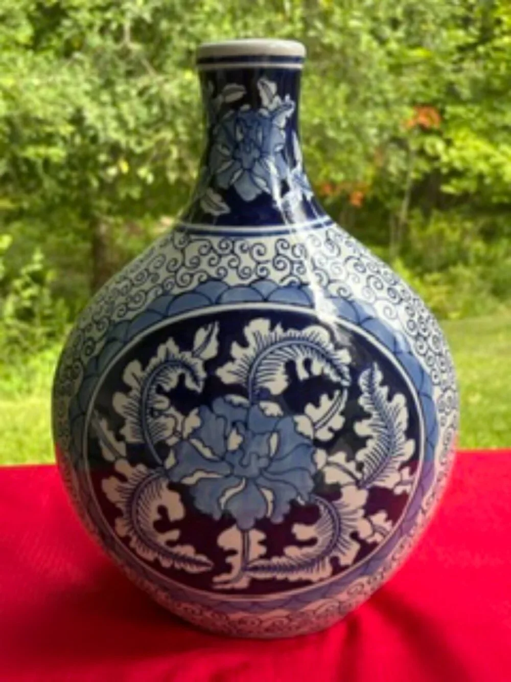Stunning Porcelain Chinoiserie Vase